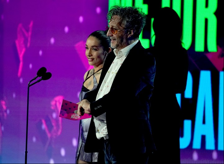 Fito Páez y María Becerra en la entrega de premios Latin Grammys 2021. Foto: AP