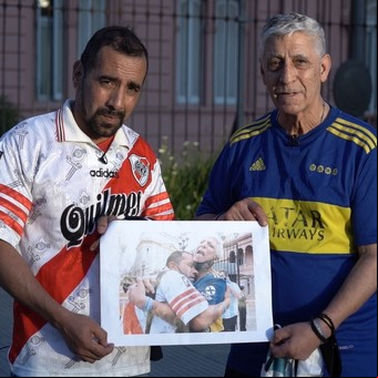 Un año sin Diego Maradona: la historia detrás del abrazo del hincha de River y el de Boca que recorrió el mundo