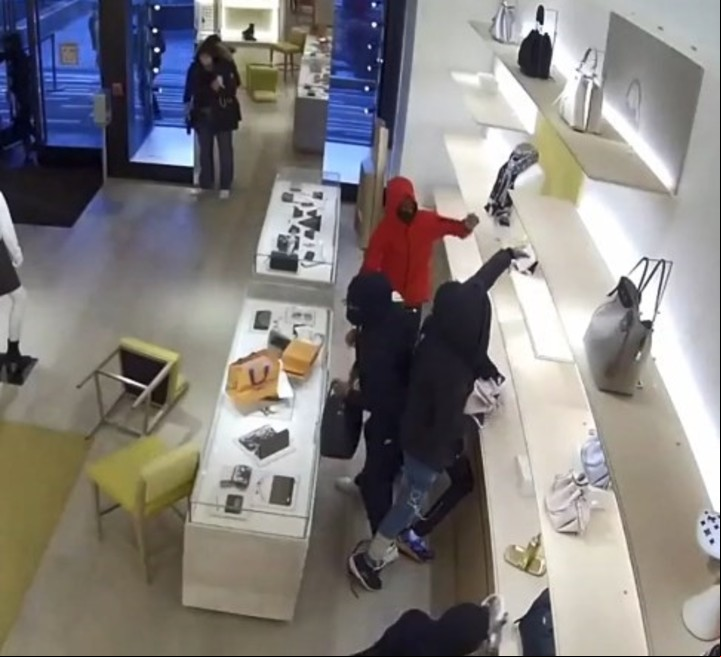 En el robo a la tienda de Louis Vuitton, el Departamento de Policía de Oak Brook, Chicago, determinó que 14 sospechosos ingresaron para saquearla.