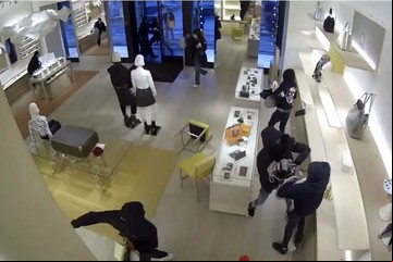 Saqueos y robos relámpago en manada aterrorizan las tiendas de lujo de EE.UU antes de Navidad