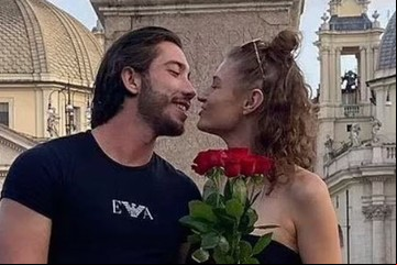 Dijo en su trabajo que tenía un problema grave, se va de vacaciones y la descubren por una insólita razón