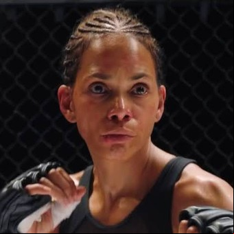 Fue Gatúbela y chica Bond: cómo es la luchadora de artes marciales que Halle Berry compone en Herida