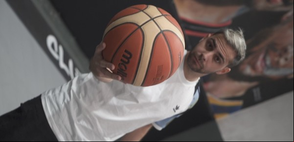 Grego Rossello, el influencer que se cansó de la TV y logró "juntar" a Michael Jordan y Manu Ginóbili en una cancha de básquet