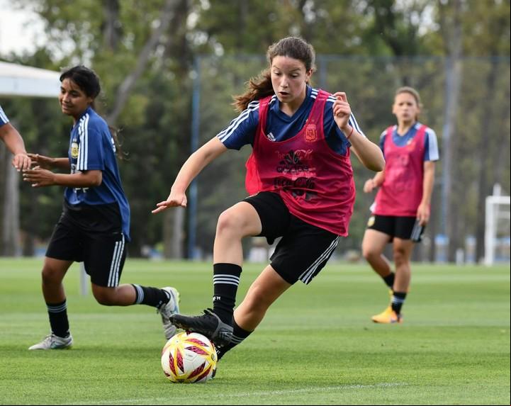 Julieta Martinez durante un entrenamiento con la Selección Sub-17.