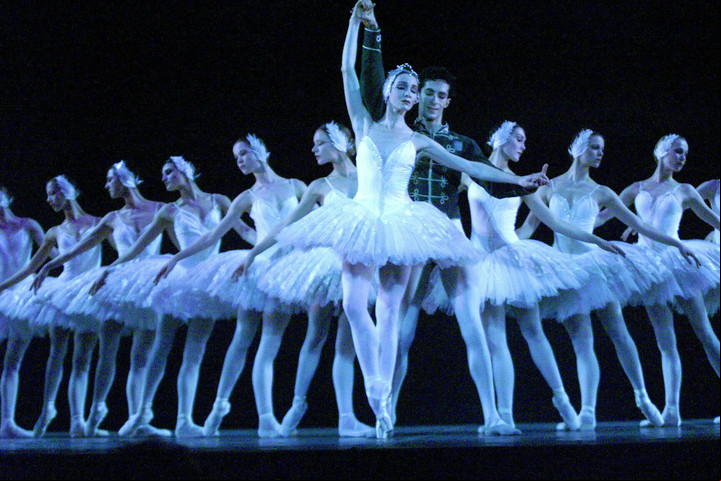 El lago delos cisnes interpretado en Madrid por artistas de la Ppera de Paris y de la Deutsche Staatsoper de Berlin. EFE/Fernando Alvarado
