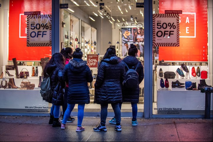 Mirando ofertas en las vidrieras de Nueva York. Foto: AP