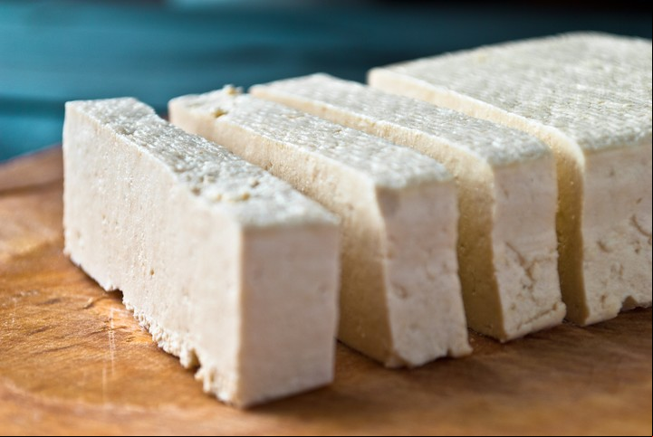 Tofu, elaborado a partir de leche de soja. Foto Shutterstock.