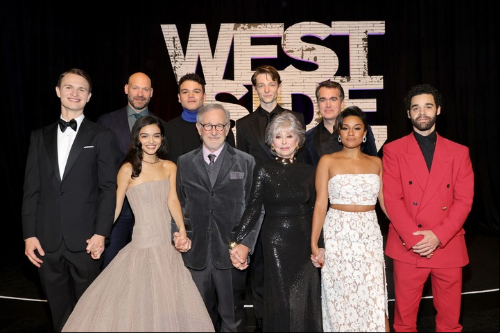 Elenco completo, con Steven Spielberg al centro. Foto AFP