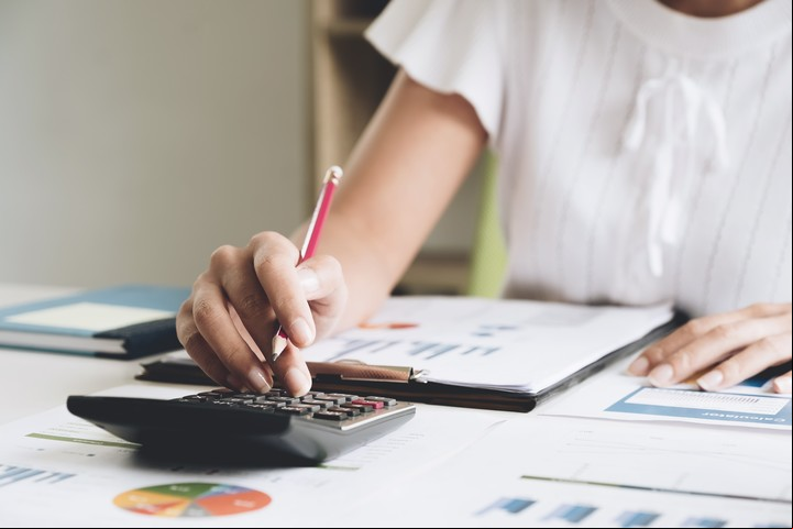 Si se lo usa de manera correcta, el pago mínimo permite quedar al día con la tarjeta de crédito y se evita que quede inhabilitada. Foto: Shutterstock.