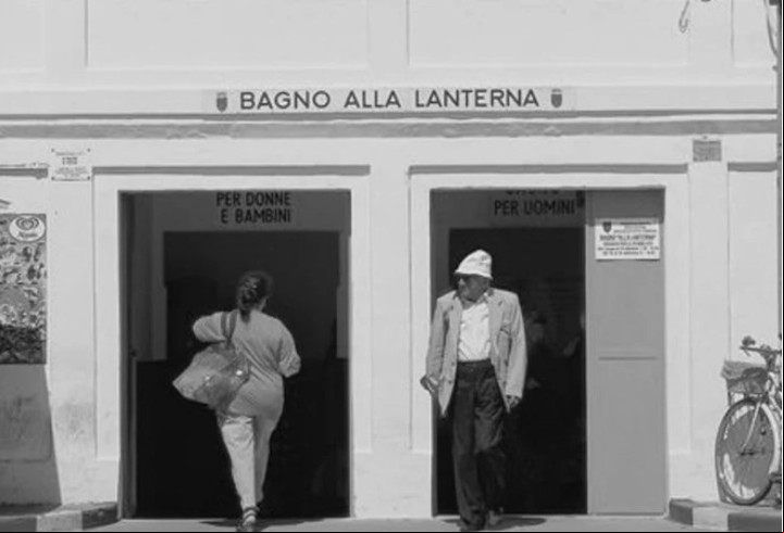 Hombres y mujeres separados para entrar, para cambiarse y para irse.