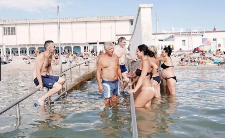 Donde termina el muro, sigue una barrera de hierro que separa a hombres y mujeres.