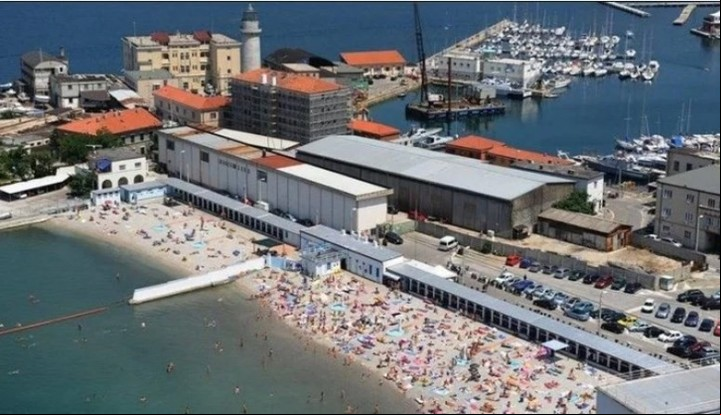 La playa está abierta todo el año y, durante la época veraniega recibe unos 3.000 visitantes al día.