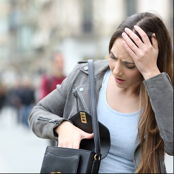 Robos callejeros: cuánto cuesta al mes asegurar la cartera o el bolso y lo que se lleva adentro