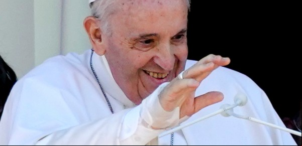 El papa Francisco celebra su 85 cumpleaños y deja atrás un 2021 complejo con viajes, reformas y una operación