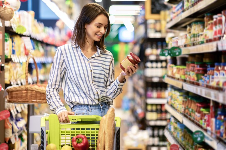 El sencillo acto de elegir productos en un mercado también sucede cuando nos movemos. Foto Shutterstock.