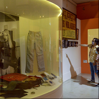 ¿El rock entró al geriátrico? La irreverente muestra del Museo Histórico Nacional
