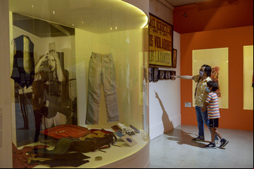 ¿El rock entró al geriátrico? La irreverente muestra del Museo Histórico Nacional