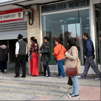 España busca regularizar a casi un millón de inmigrantes ilegales en los próximos tres años
