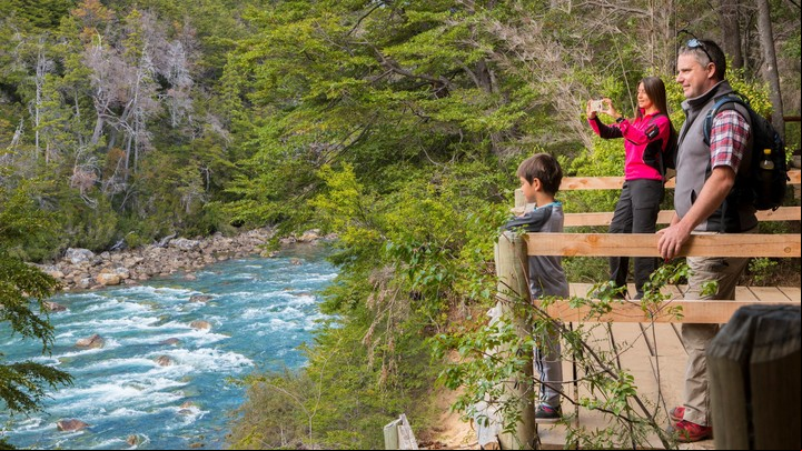 La navegación por el Lago Menéndez es una parte esencial del recorrido para llegar a donde se ubica el árbol más longevo del país. Foto: Turismo.