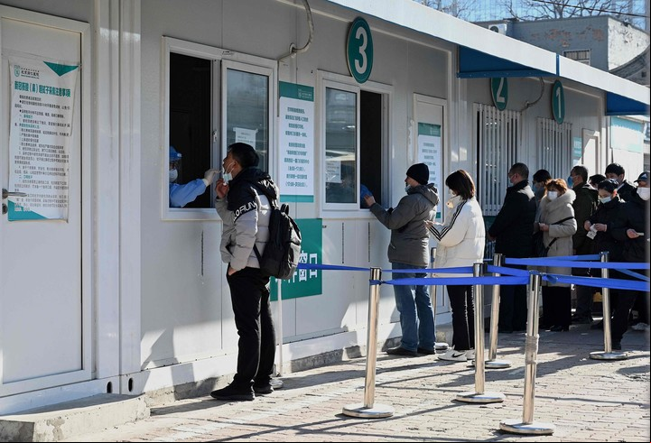 Una fila para hacerse el test de Covid-19 en Beijing, este martes. Foto: AFP