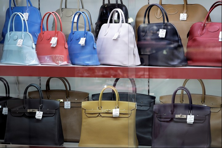 Carteras Birkin de segunda mano exhibidas en Tokio. Foto: BLOOMBERG