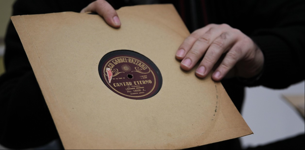 El coleccionista argentino Pablo Taboada muestra un disco de Carlos Gardel datado de 1917
Foto: EFE/Pablo Ramón