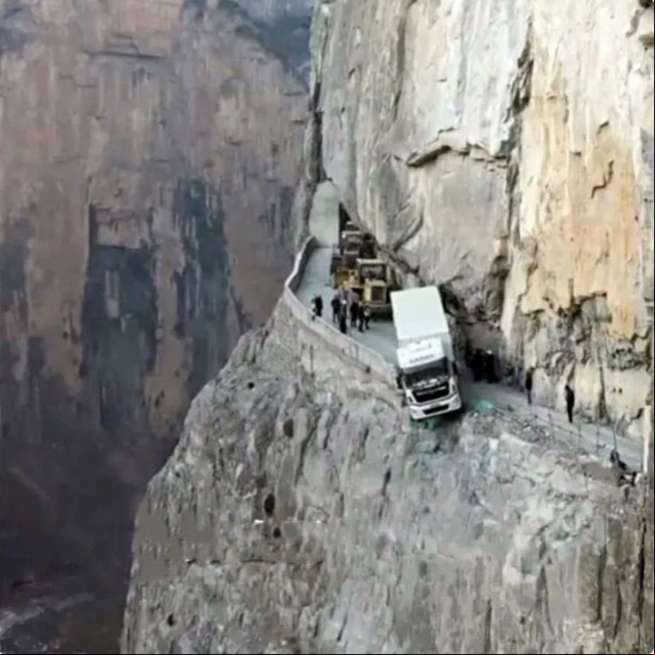 Se necesitaron tres remolques pesados y tres días de trabajo para colocar de nuevo al vehículo en la ruta (Captura de video).