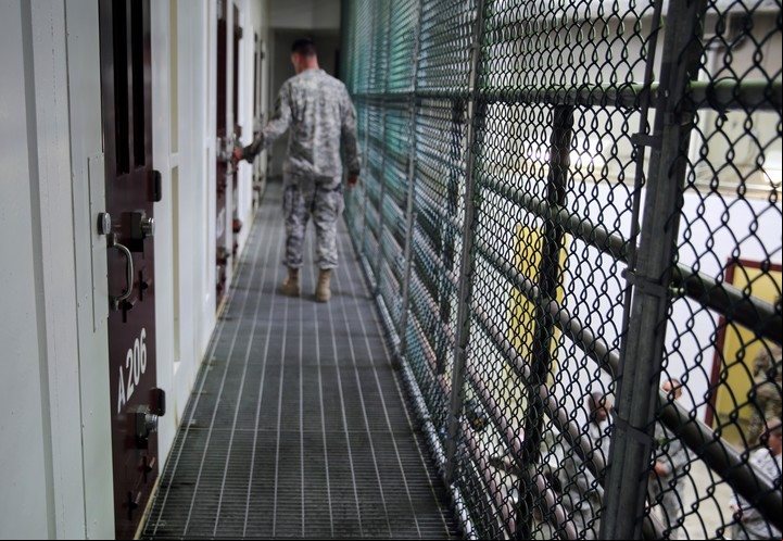 Un militar vigila las celdas de Guantánamo, en una imagen de 2016. Foto: AP