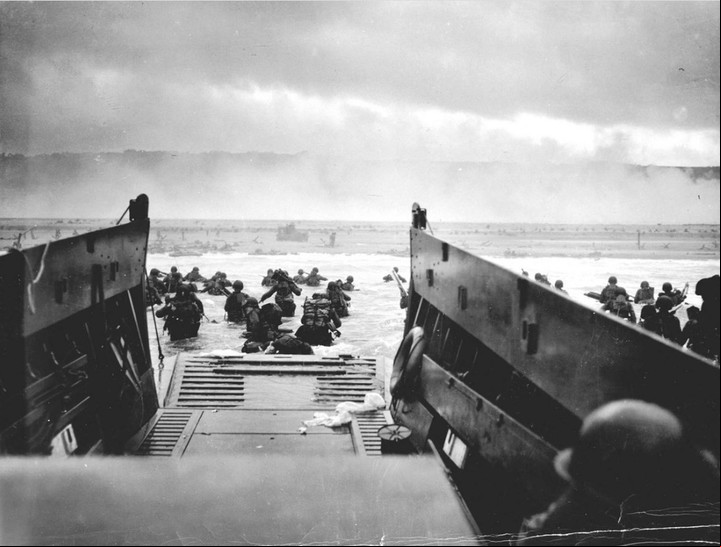 Las tropas del U.S.S. Samuel Chase desembarcando el 6 de junio de 1944 en la playa Omaha en Normandía (Francia) (EFE).