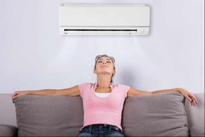 Usar ropa liviana y programar el aire en 25° o 26° es clave para ahorrar. Foto: Shutterstock.