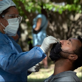 Coronavirus en Argentina: bajan los contagios por segunda semana consecutiva pero las muertes siguen en alza