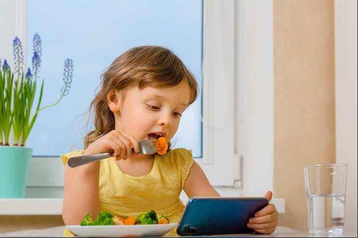 ¿Comen frente a la televisión o videojuegos (esto genera la pérdida de registro de la ingesta, muchas veces)? Foto: ilustración Shutterstock.