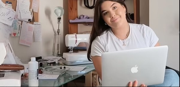 Tiene 19 años, empezó a bordar por aburrimiento y ahora gana U$S 16.000 por día