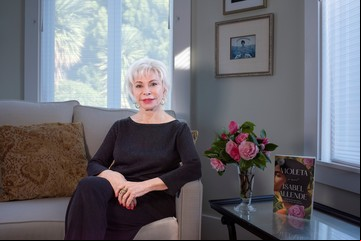 Isabel Allende: "Mi madre estuvo sometida a su padre y a su marido y no tuvo libertad económica, por eso le di todo a Violeta"