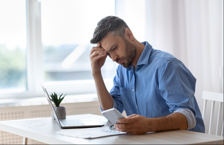 La carga de preocupaciones y conexión diaria no ayuda a prevenir el problema. Foto Shutterstock.