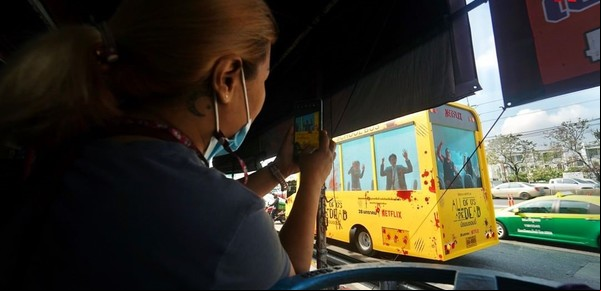 Un colectivo zombie de Netflix asustó a todos en las calles de Bangkok