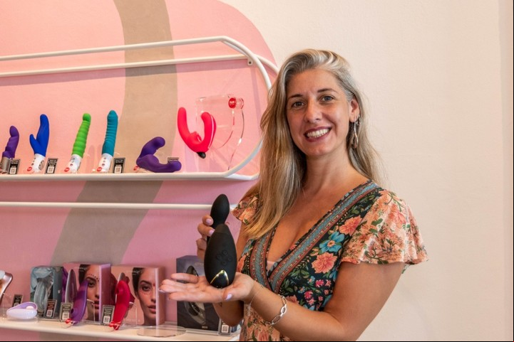 sca Gnecchi, directora de Erotique Pink, muestra algunas de las opciones disponibles. Foto gentileza.