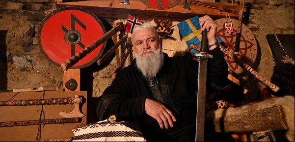 Tras ver la serie de televisión un hombre se convirtió en vikingo
