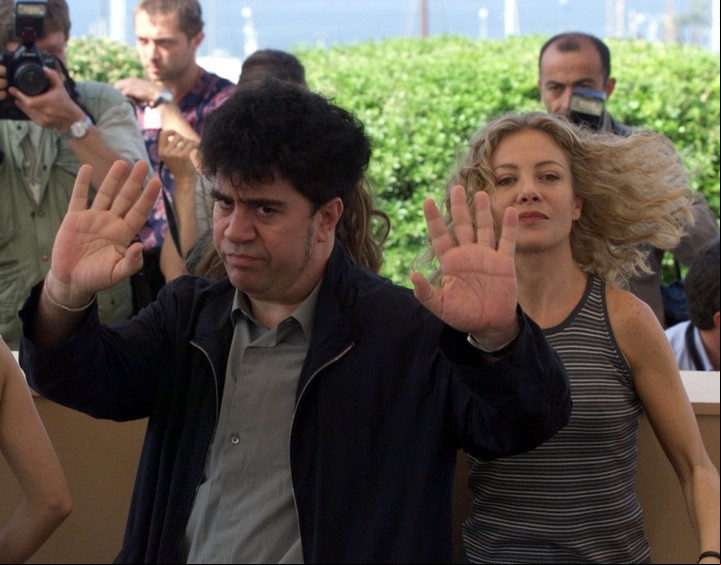 En Cannes, 1999, morocho y con Cecilia Roth, presentando "Todo sobre mi madre", que ganaría el Oscar. Foto AFP