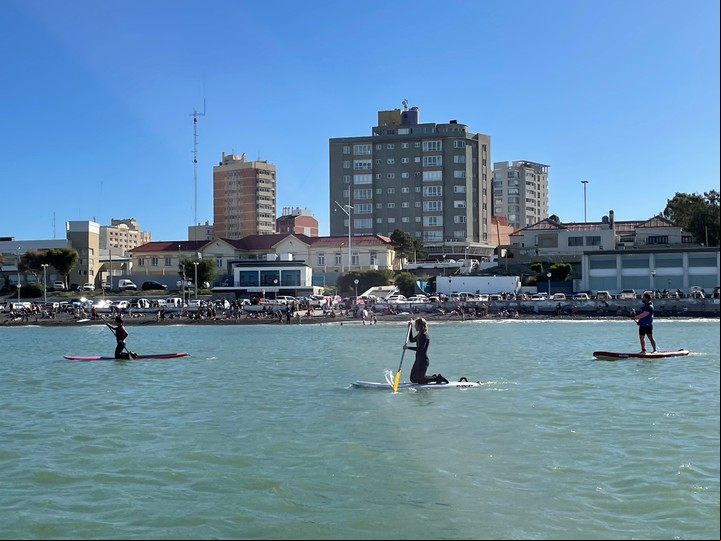 Stand up paddle, uno de los tantos deportes acuáticos que se practican en el Club Náutico Comandante Espora, un clásico con historia en la ciudad. Foto Viajes