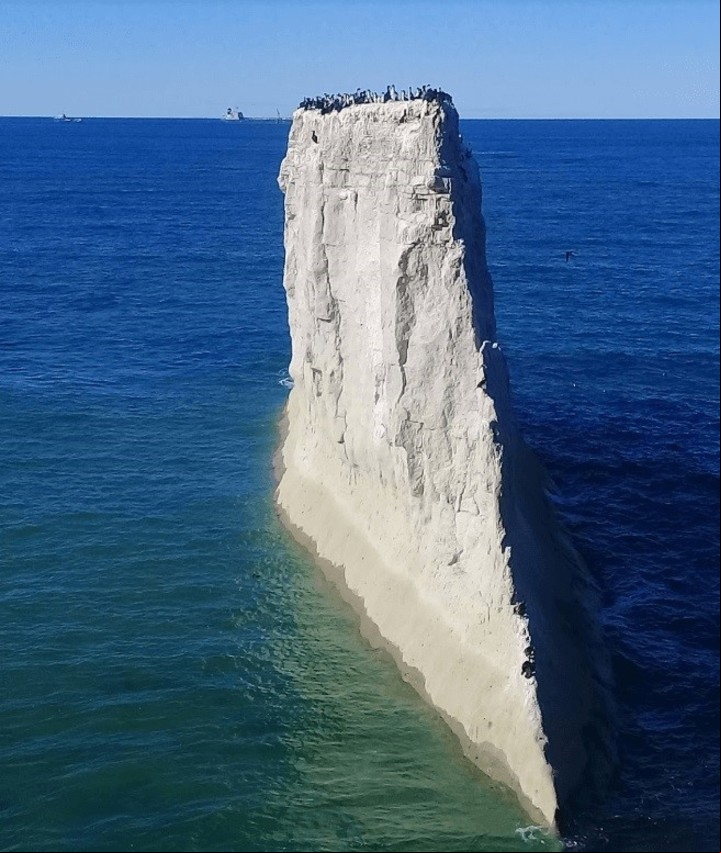 El Farallón, una escultura natural de 7 metros de altura. Foto Comodoro Turismo