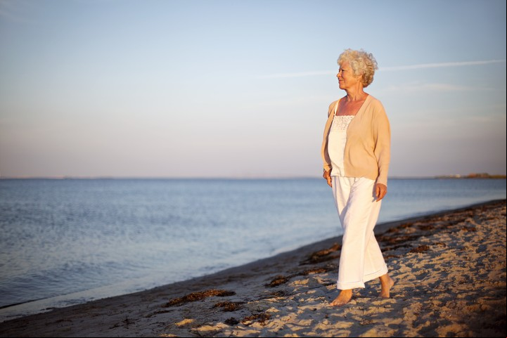 Las caminatas al aire libre son ideales para obtener esta vitamina y fortalecer los huesos y músculos. Foto Shutterstock.