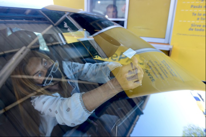 TelePASE identifica al vehículo mediante un sticker que se pega en el parabrisas. Andrés D’Elía.