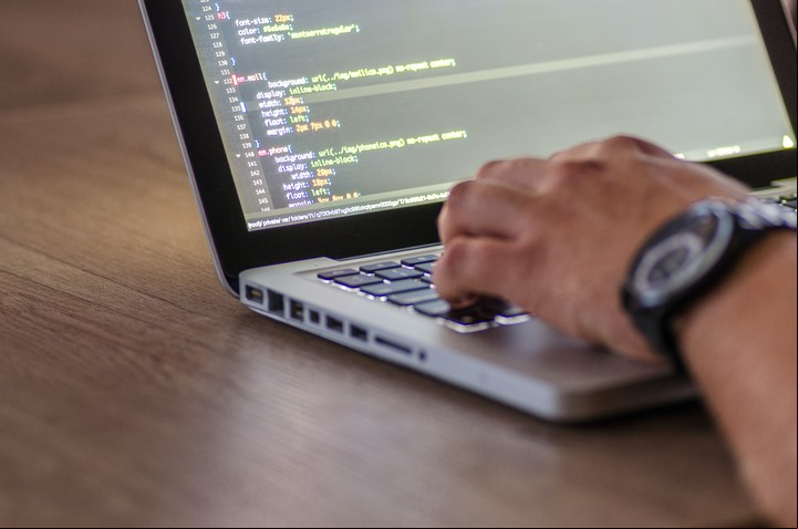 El curso dura 4 semanas y hay tutores y facilitadores expertos en la materia que acompañan el aprendizaje. Foto Pexels