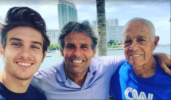 Tres generaciones. Carlos Montero en el centro, con su padre Carlos, mítico hombre de la TV argentina, y su hijo Charlie, egresado de Comunicación.