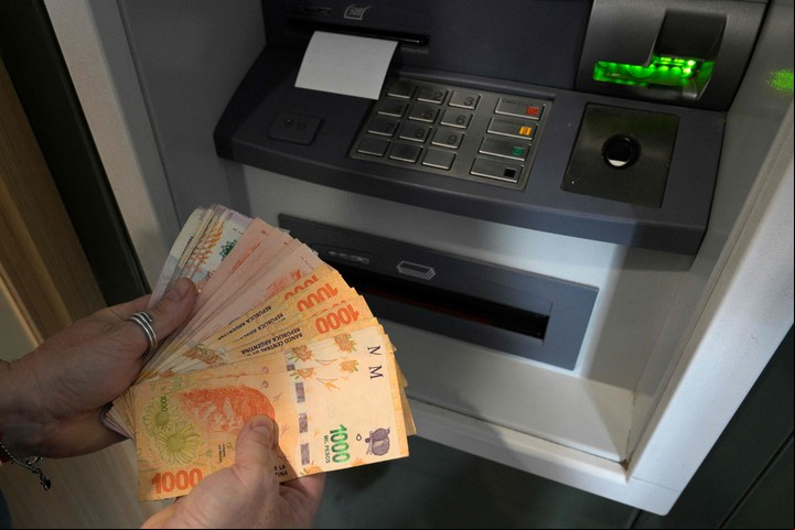 A veces el cajero se "traga" la tarjeta al inicio; y en otros casos, luego de hacer la extracción. Foto: AFP.