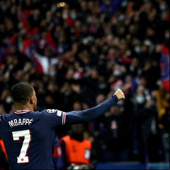 Una noche de lujo y helada en el Parque de los Príncipes: silbidos para Pochettino en la previa y ovación para Mbappé