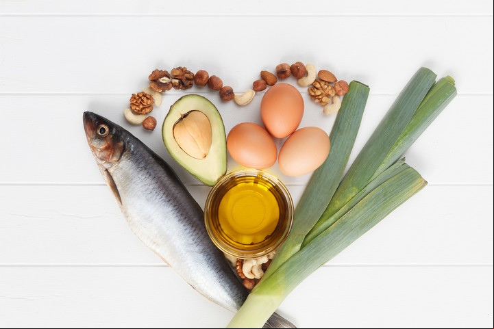 ¿Cuál es la cantidad máxima de vitamina D recomendada según la edad? Alimentos como el huevo, la palta, el salmón, la caballa, la sardina, los champiñones y los cereales nos dan vitamina D.