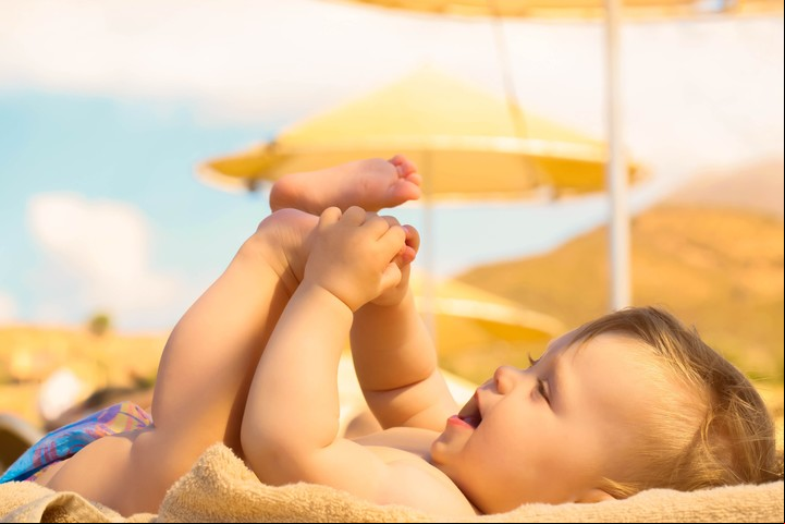 ¿Cuál es la cantidad máxima de vitamina D recomendada según la edad? Los niños, el sol y la Vitamina D. Los expertos indican que se tiene que tomar solo un rato sin ningún protector solar. Luego, proteger la piel.