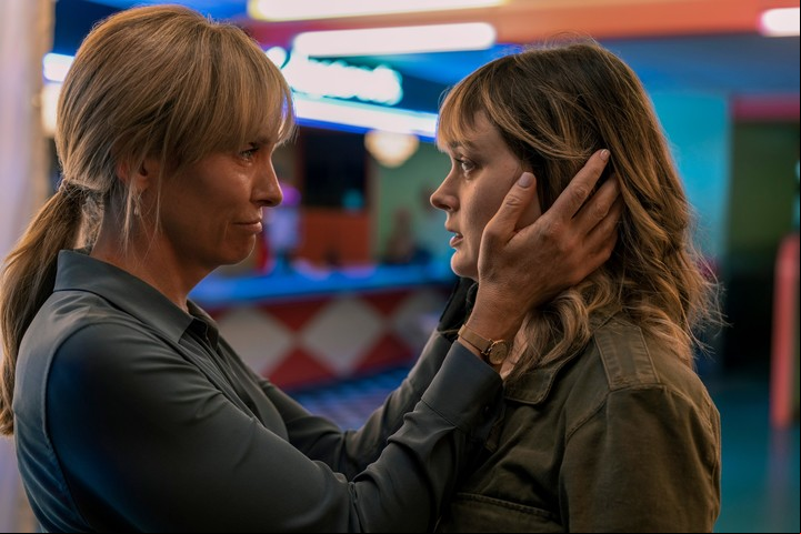 Toni Collette y Bella Heathcote protagonizan la serie dramática ¿Sabes quién es? (viernes 4).